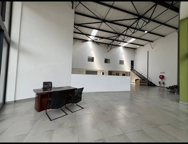 356M² SHOWROOM TO LET IN OLIVEDALE